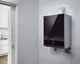 Buderus Gas-Brennwertgerät montiert an einer hellen Wand, mit sichtbarem Display und Anschlüssen für Gas und Wasser, in einem modernen Innenraum.
