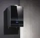 Wandhängendes Gas-Brennwertgerät in Schwarz, ausgestattet mit digitalem Display und Anschlüssen, montiert an einer hellen Wand. Hersteller ist Buderus.