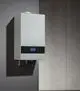 Buderus Gas-Brennwertgerät in weißer vertikaler Ausführung, montiert an einer Wand, mit digitalem Display und Heizungsanschlüssen.