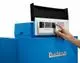 Buderus Heizkessel mit digitaler Steuerung, auf einem blauen Gehäuse, eine Hand passt die Temperatur auf dem Display an. Temperaturanzeige bei 64,5 °C.