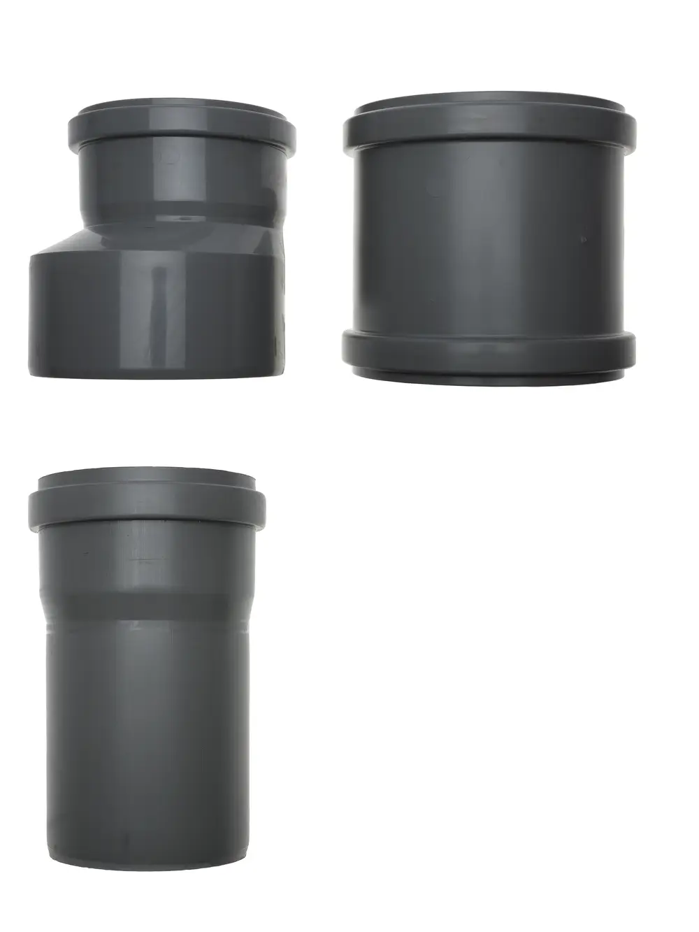 Drei graue PVC-Adapterstücke, die für Abgas- und Zuluftleitungen von Brötje geeignet sind, zeigen unterschiedliche Formate: gebogen und zylindrisch.