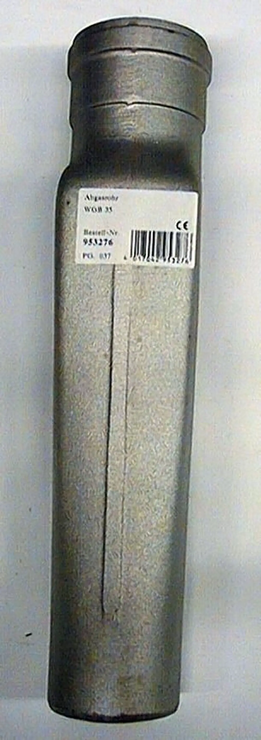 Metallisches Abgasrohr von Brötje mit glatter Oberfläche und Ringverzierungen am oberen Ende. Auf der Seite sind Produktdetails und eine Barcode-Etikette zu sehen.