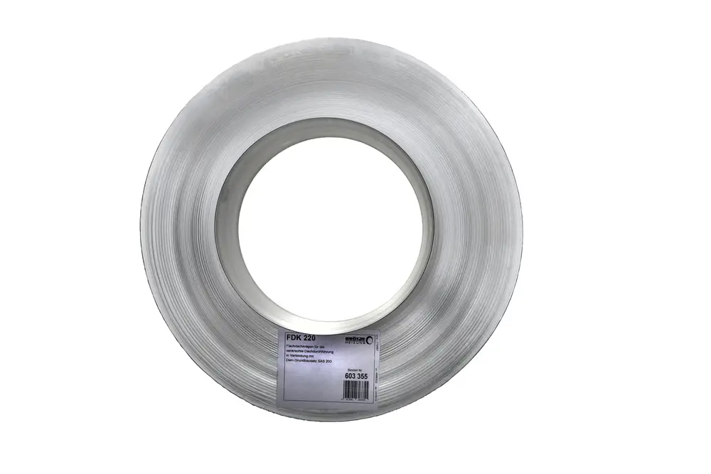 Flachdachkragen von Brötje auf einer Rolle, mit einem weißen, glatten Rand und einem mittigen Loch. Sichtbare Produktinformationen auf einem Etikett.