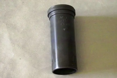 Schwarze Kunststoffröhre, wahrscheinlich Bestandteil eines Abgassystems. In der Nähe der Oberseite sind Marken- und Herstellungsinformationen sichtbar, möglicherweise von Brötje.