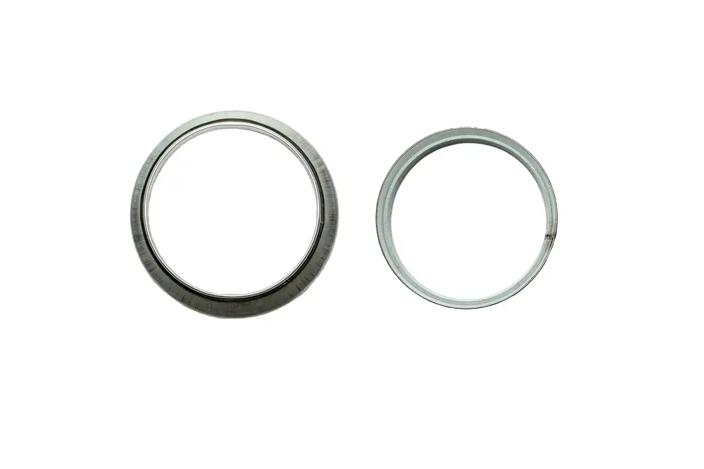 Zwei Metallringe in unterschiedlicher Größe, einer mit einer breiteren und der andere mit einer schlankeren Form. Beide Teile sind für technische Anwendungen geeignet, beispielsweise von Brötje.