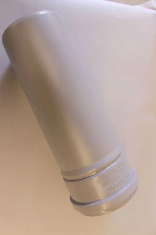Grau gefärbtes Kunststoffrohr mit einem Durchmesser von etwa 110 mm, mit glatter Oberfläche und abgerundetem Ende, möglicherweise von der Marke Brötje.