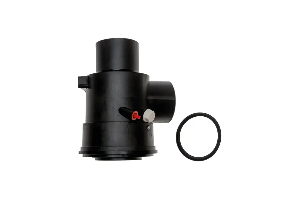 Schwarzer Abgasadapter von Brötje mit mehreren Anschlüssen und einem O-Ring. Das Produkt hat eine kompakte Form und eignet sich zur Verbindung von Abgasleitungen.