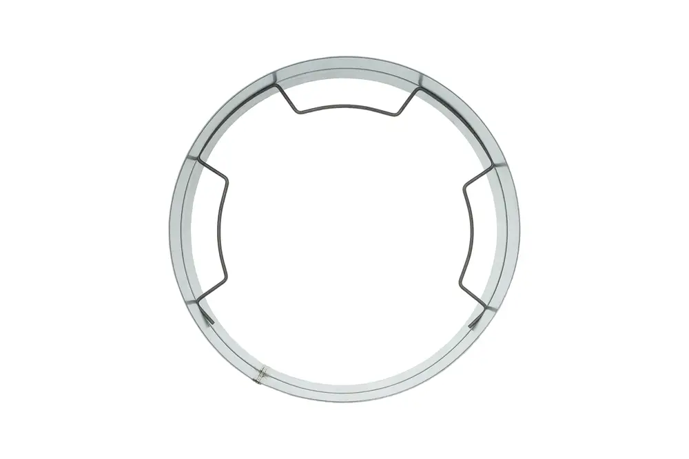 Rundes Lüftungsgitter mit Metallrahmen und Befestigungsclips, geeignet für Brötje-Systeme. Das Design ermöglicht eine einfache Montage und einen sicheren Halt.