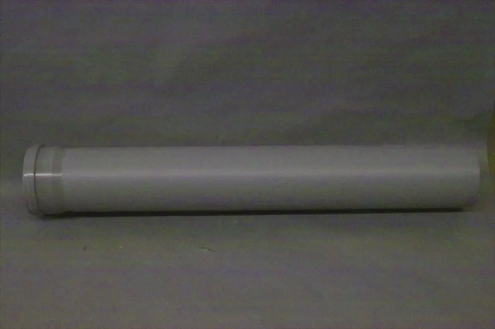 Graues Abgasrohr mit einem durchgehenden zylindrischen Design, geeignet für den Einsatz in Heizungsanlagen, insbesondere von Brötje.
