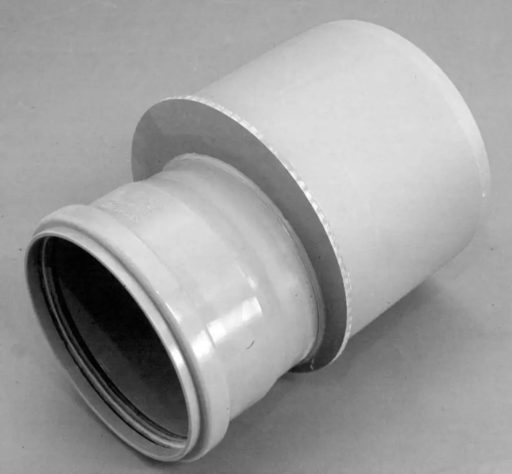 Weißer Adapter mit unterschiedlichen Durchmessern, konisch zulaufend. Geeignet für Brötje-Anwendungen zur Reduzierung von DN200 auf DN160.