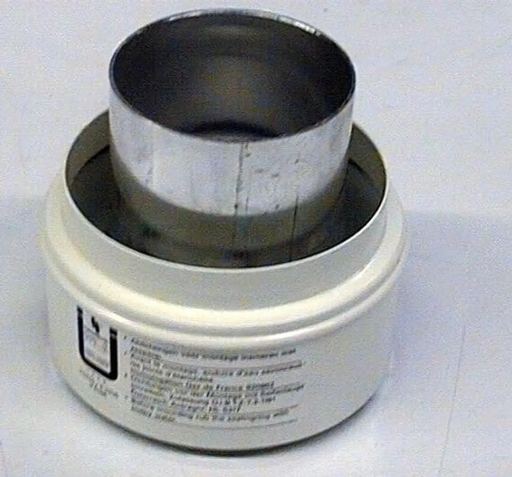 Brötje Abgasanschlussadapter mit einem runden Metall- und weißen unteren Teil. Eine Dichtung ist vorhanden. Das Produkt dient zur Verbindung von Abgassystemen.