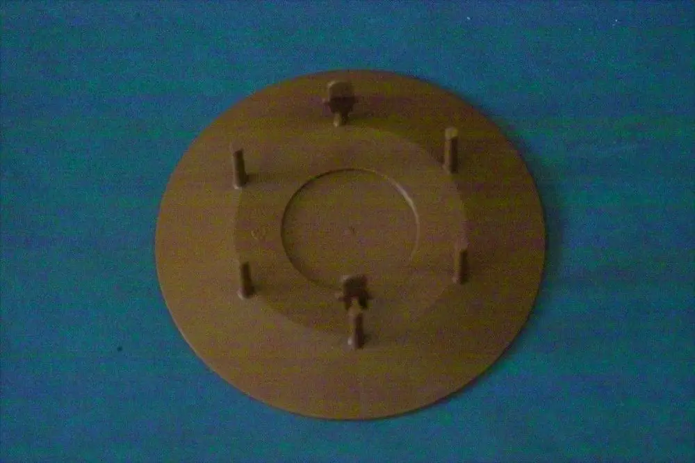 Runder, flacher Deckel aus Kunststoff mit mehreren Halterungen, vermutlich für eine Abgashaube, hergestellt von Brötje.