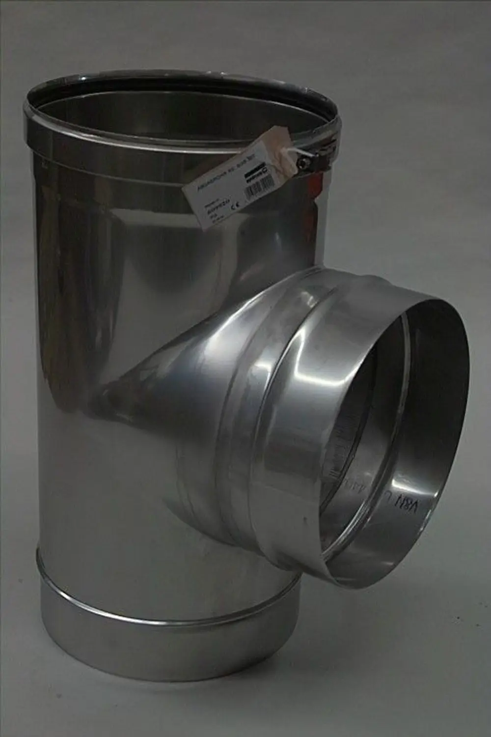 Aluminium-Abgasrohr mit seitlichem Anschluss, hergestellt von Brötje. Das Rohr hat eine glatte Oberfläche und wird typischerweise in Heizungsanlagen verwendet.
