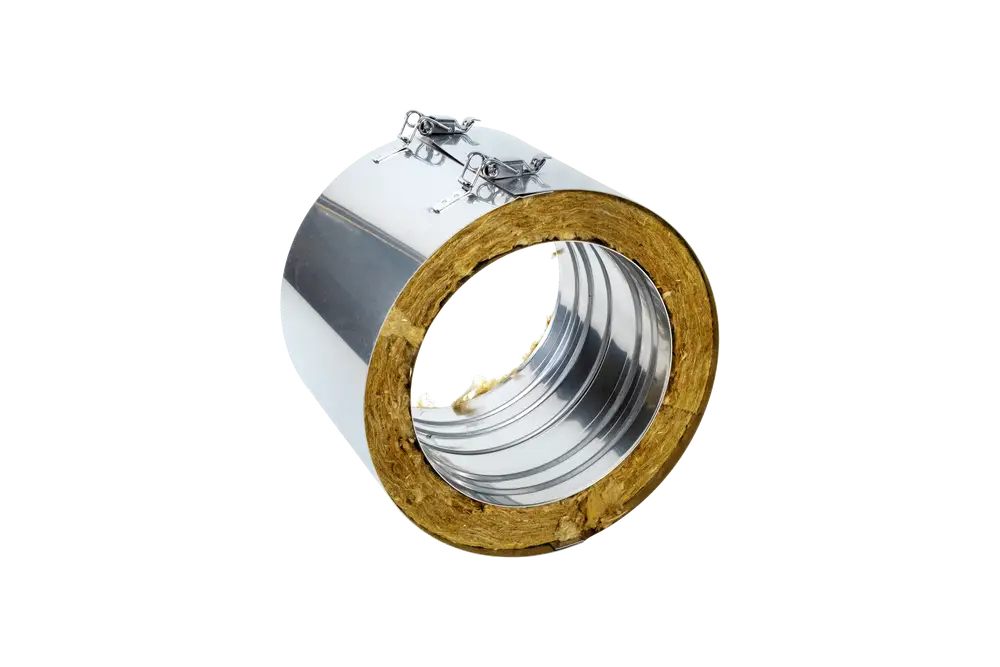 Runder Abgasadapter mit metallischer Oberfläche und innenliegender Dämmung. Hergestellt von Brötje. Zwei Halterungen befinden sich an der oberen Außenkante.