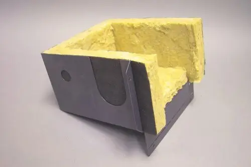 Brötje Abgaskasten-Verkleidung mit einer isolierten Wand aus gelbem Material und einer schwarzen Außenfläche, erkennbar an der Form und den strukturierten Kanten.