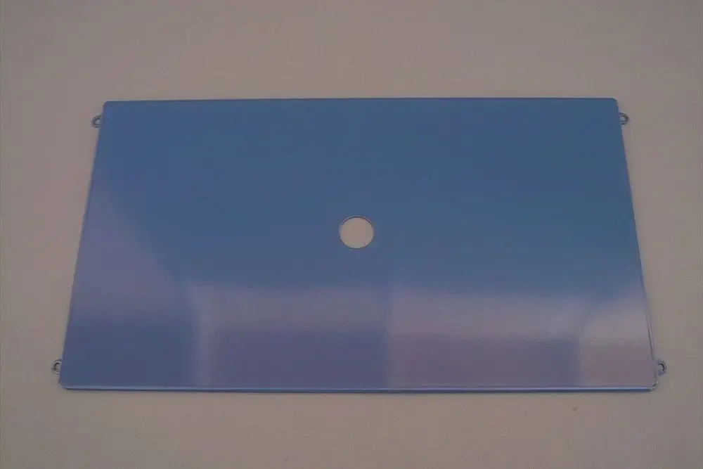 Blauer Verkleidungsdeckel für ein Abgaskasten-System von Brötje, rechteckig mit zentralem Loch und seitlichen Befestigungslöchern.