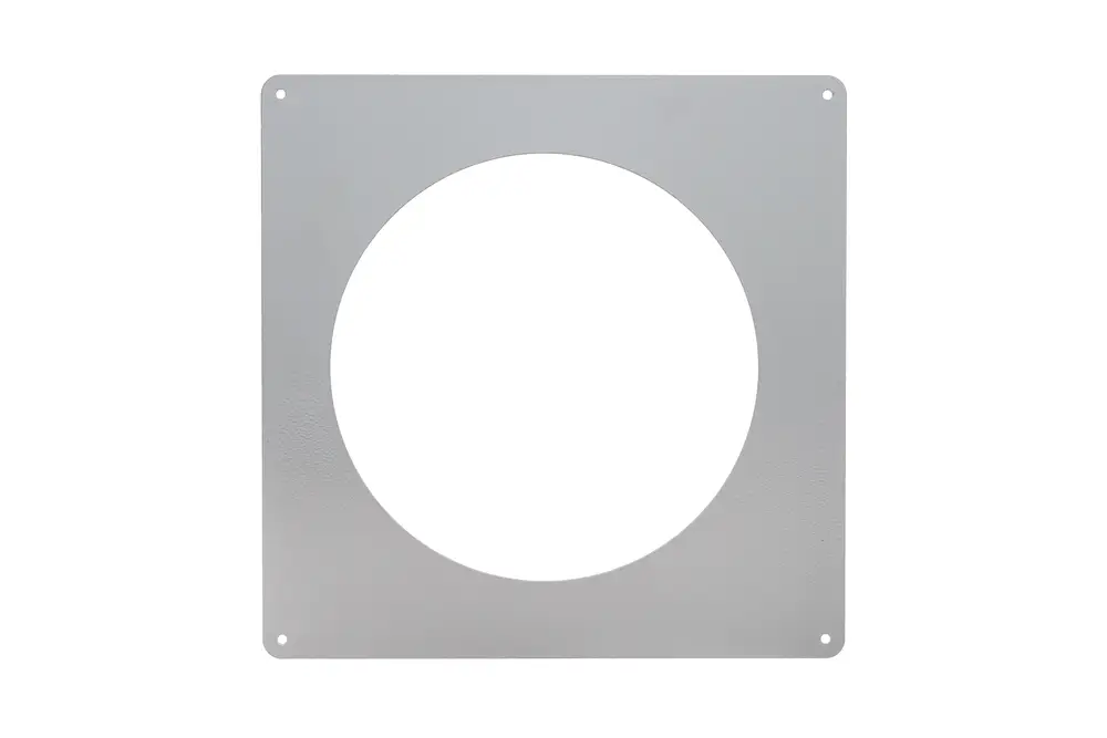 Adapterblech mit quadratischer Form und rundem Loch in der Mitte. Geeignet für Abgasanschlüsse von Brötje Heizsystemen. Montagemöglichkeiten an den Ecken sichtbar.