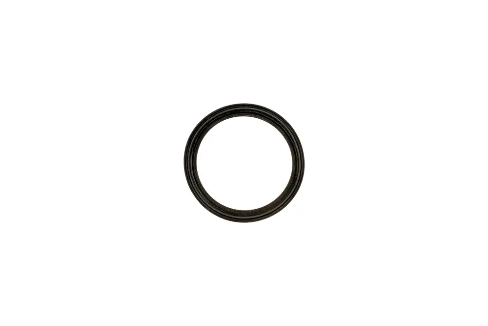 Schwarze Dichtung von Brötje, oval, mit mehreren Rillen, für die Verbindung zwischen einer Abdeckung und einem Rohr.