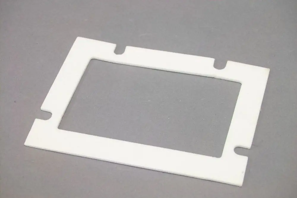 Weißer Dichtungsring oder Isolierung mit quadratischer Öffnung und seitlichen Aussparungen, geeignet für Abgaskasten-Systeme, kompatibel mit Brötje-Produkten.