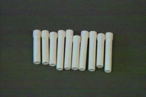 Verschiedene weiße Gasköpfe von Brötje, auf einer Unterlage angeordnet. Alle Objekte haben eine zylindrische Form mit einem verschlossenen oberen Ende.