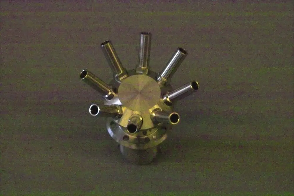Gaskopf mit mehreren Rohren und einer zentralen Basis, möglicherweise für gasbetriebene Systeme. Produkt von Brötje, geeignet für technische Anwendungen.