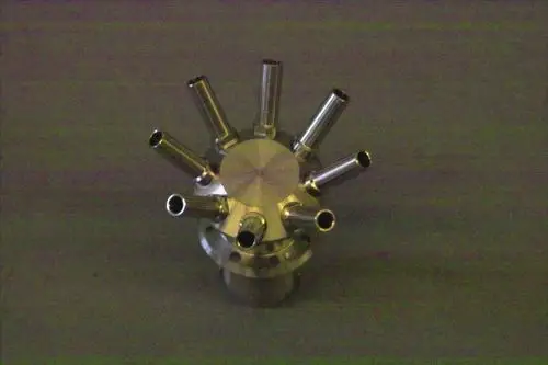 Gaskopf mit mehreren Rohren und einer zentralen Basis, möglicherweise für gasbetriebene Systeme. Produkt von Brötje, geeignet für technische Anwendungen.