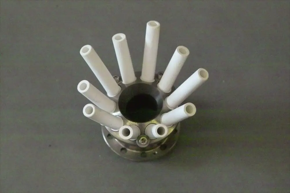 Gaskopf mit mehreren weißen Rohren, montiert auf einer metallischen Basis. Geeignet für gasbetriebene Anwendungen, möglicherweise von der Marke Brötje.