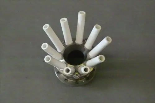 Gaskopf mit mehreren weißen Rohren, montiert auf einer metallischen Basis. Geeignet für gasbetriebene Anwendungen, möglicherweise von der Marke Brötje.
