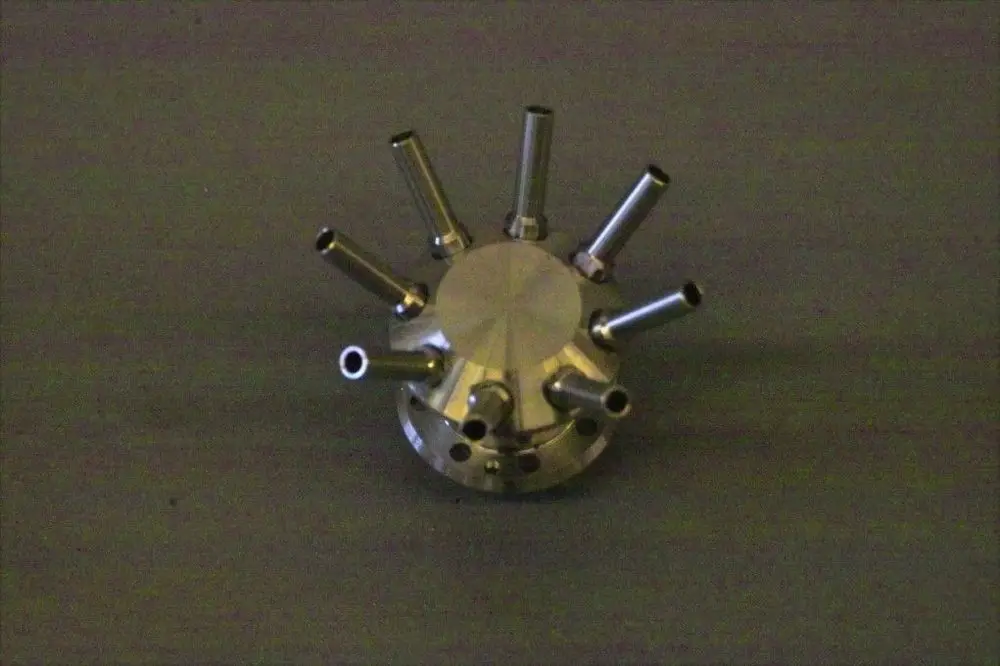 Gaskopf von Brötje mit mehreren Anschlüssen für Gasleitung, auf sichtbarem Untergrund platziert. Design mit abgerundeten und geraden Elementen.