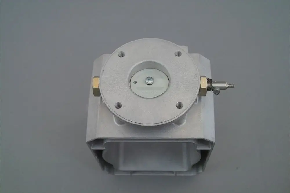 Gasanschluss von Brötje, aus Aluminium gefertigt, zeigt die Verbindung und Dichtungen, sichtbar ist der Innenmechanismus sowie die Gewinde für Anschlüsse.
