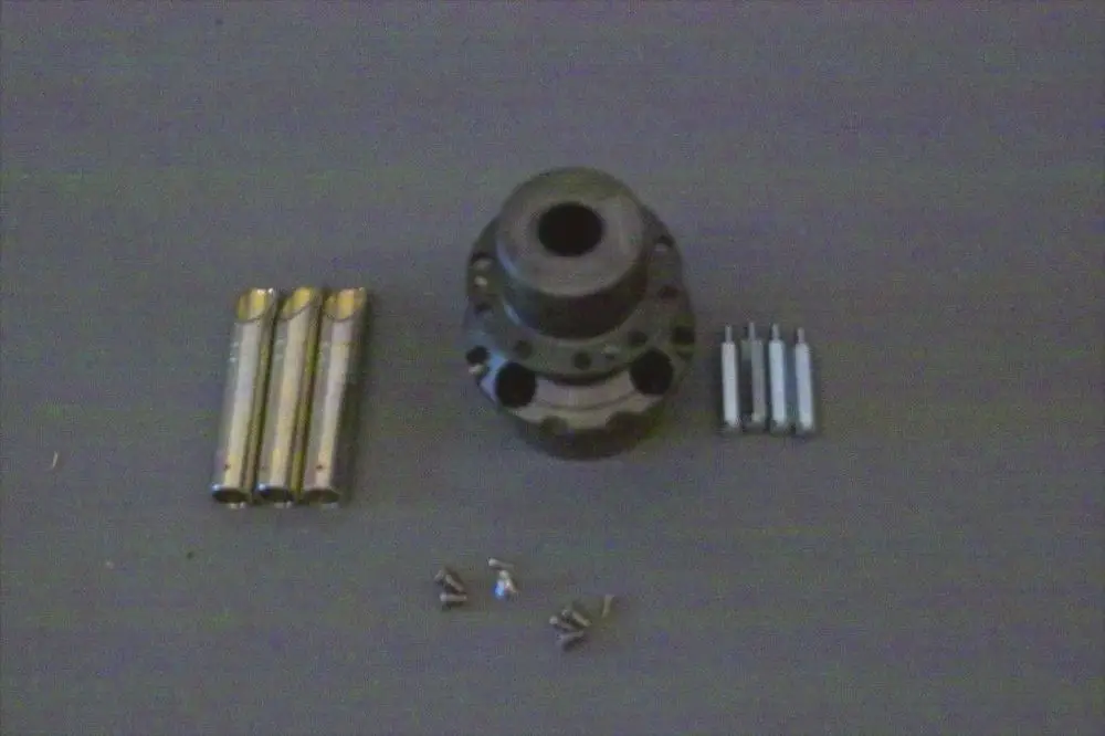 Gasverteiler von Brötje, bestehend aus einem zentralen Teil mit mehreren Öffnungen und verschiedenen Befestigungsteilen, angeordnet auf einem neutralen Untergrund.