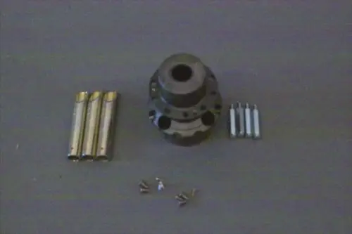 Gasverteiler von Brötje, bestehend aus einem zentralen Teil mit mehreren Öffnungen und verschiedenen Befestigungsteilen, angeordnet auf einem neutralen Untergrund.