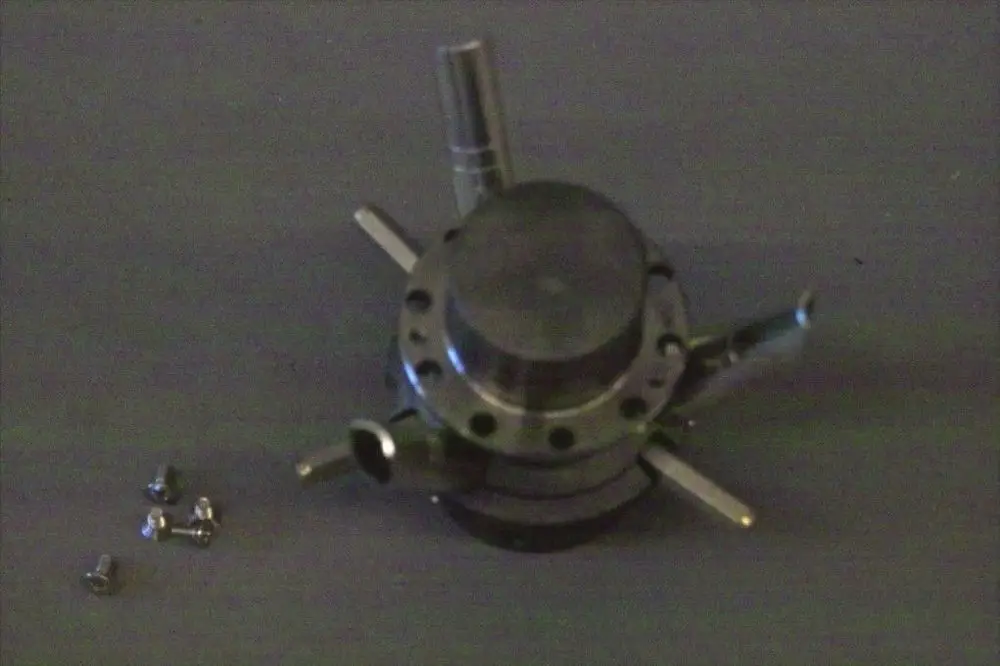 Gasverteiler von Brötje mit mehreren Ausgängen und verbunden mit kleinen Schrauben, auf einem neutralen Untergrund abgebildet.