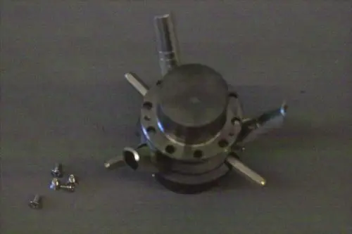 Gasverteiler von Brötje mit mehreren Ausgängen und verbunden mit kleinen Schrauben, auf einem neutralen Untergrund abgebildet.