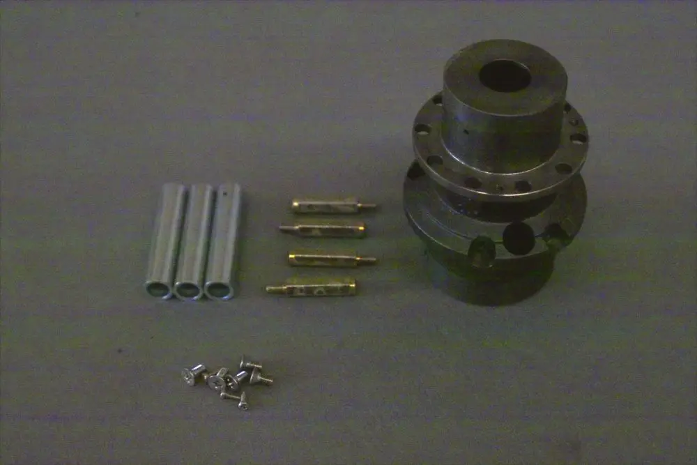 Gasverteiler von Brötje, bestehend aus einem zylindrischen Körper mit mehreren Öffnungen, begleitet von verschiedenen Schrauben und Rohren für die Montage.