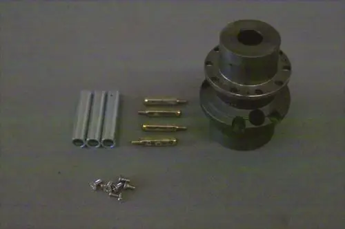 Gasverteiler von Brötje, bestehend aus einem zylindrischen Körper mit mehreren Öffnungen, begleitet von verschiedenen Schrauben und Rohren für die Montage.