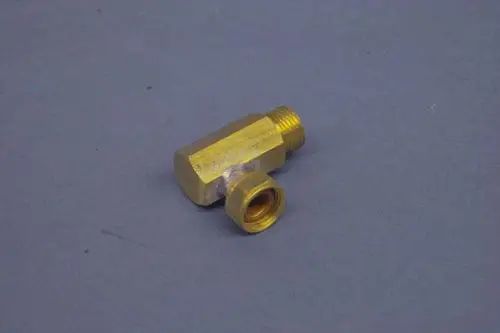 Gasrohr von Brötje, hergestellt aus Messing, mit einer gewellten Verbindung und einer senkrechten Anschlussmöglichkeit. Das Produkt liegt auf einer grauen Unterlage.