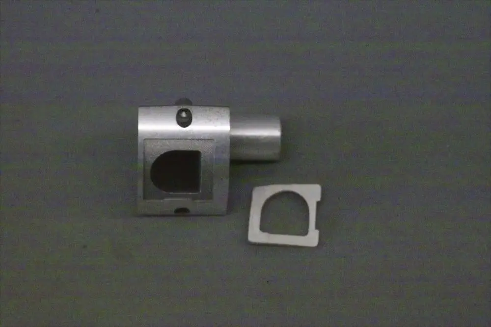 Metallisches Bauteil der Marke Brötje, bestehend aus einem Hauptkörper mit rechteckiger Aussparung und einem separaten, quadratischen Teil.