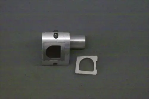 Metallisches Bauteil der Marke Brötje, bestehend aus einem Hauptkörper mit rechteckiger Aussparung und einem separaten, quadratischen Teil.