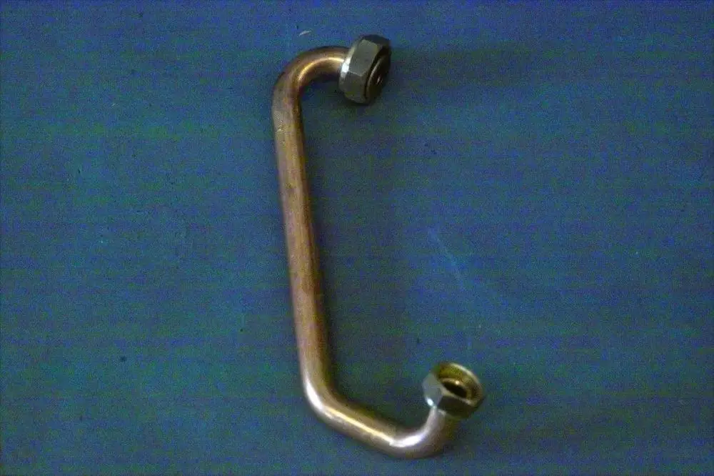 Brötje Gasanschlussrohr mit zwei Anschlussgewinden, gebogen, aus Metall, auf einem blauen Hintergrund.
