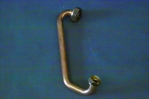 Brötje Gasanschlussrohr mit zwei Anschlussgewinden, gebogen, aus Metall, auf einem blauen Hintergrund.