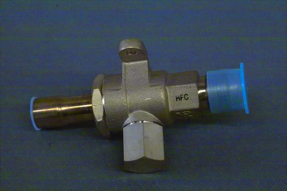 Brötje Absperrventil aus Metall mit zwei Anschlüssen, einer mit blauer Dichtung. Kein spezifisches Maß oder Produkttyp erkennbar.
