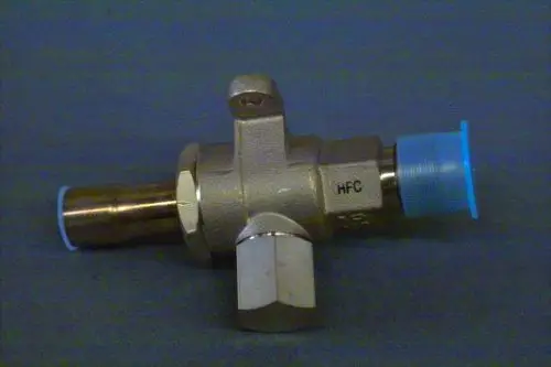 Brötje Absperrventil aus Metall mit zwei Anschlüssen, einer mit blauer Dichtung. Kein spezifisches Maß oder Produkttyp erkennbar.