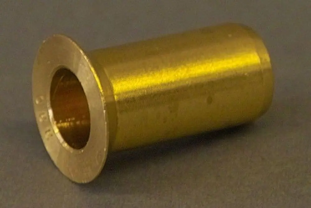 Bronzene Düse von Brötje, zylindrische Form mit einer breiten Öffnung auf einer Seite, gefertigt für Gasanwendungen.