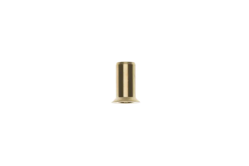 Brass nozzle von Brötje, zylindrische Form mit leicht erweitertem Rand an der Basis, vor hellem Hintergrund.