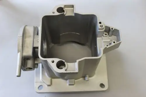 Gasanschluss von Brötje, aus Metall, rechteckige Form mit Aussparungen und Anschlüssen, zur Verbindung von Gasleitungen in einem Heizsystem.