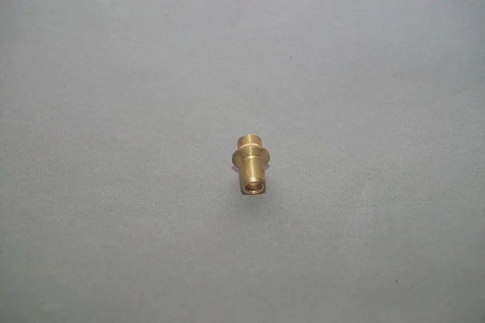 Kupferfarbene Metalldüse mit Ansatz und Öffnung, geeignet für Heizsysteme. Produkt von Brötje zur Verwendung in Gasheizgeräten.