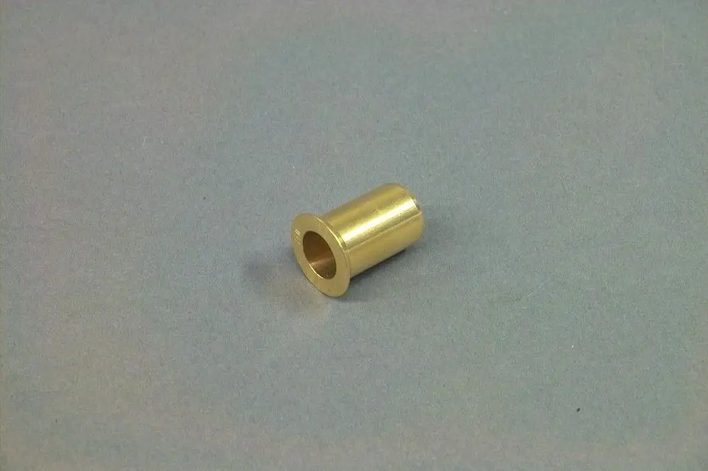 Messingdüse mit einem zylindrischen Körper und flacher Öffnung, hergestellt von Brötje. Auf neutralem Hintergrund.