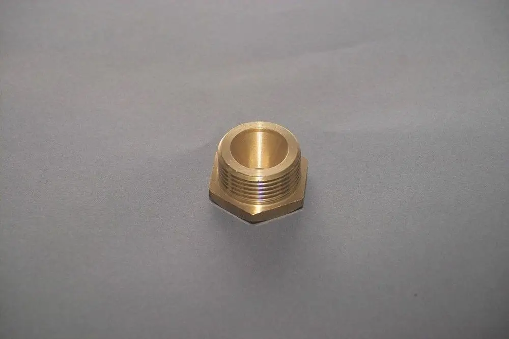 Brass fitting mit einer hexagonalen Grundfläche. Standardteil für Rohrverbindungen, möglicherweise verwendet in Brötje Heizsystemen.