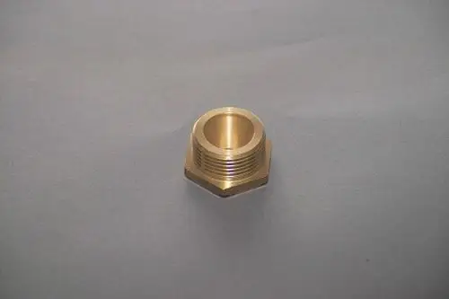 Brass fitting mit einer hexagonalen Grundfläche. Standardteil für Rohrverbindungen, möglicherweise verwendet in Brötje Heizsystemen.